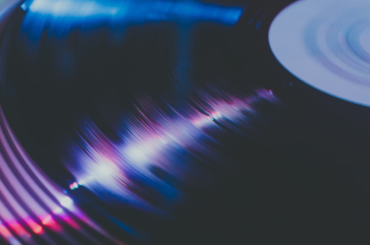 Tocadiscos de vinilo reproduciendo un disco en un ambiente cálido y analógico, símbolo del regreso a lo offline