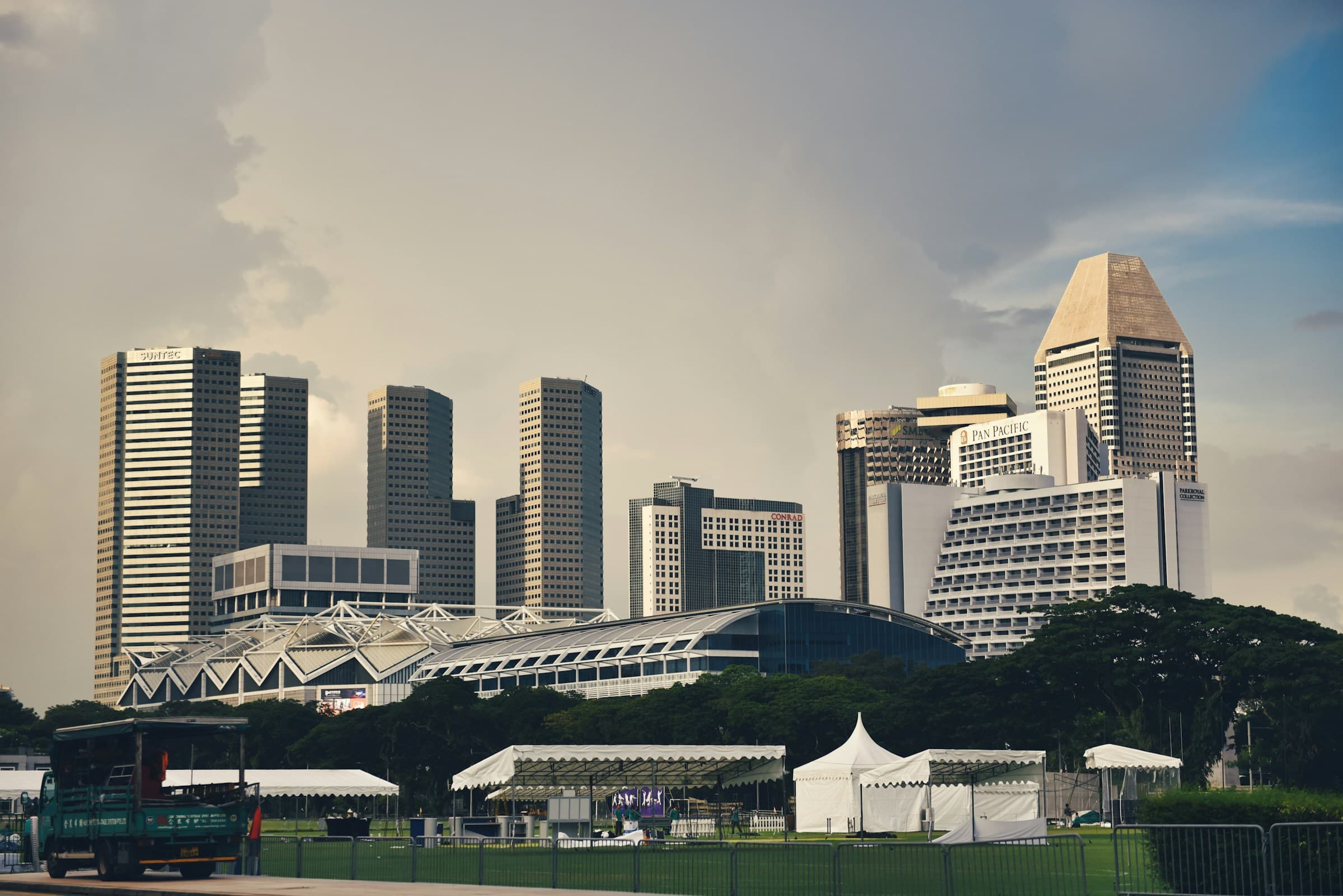 Edificio de GIC en Singapur con logo de Anthropic proyectado, representando la inversión récord de $30.000M en AI