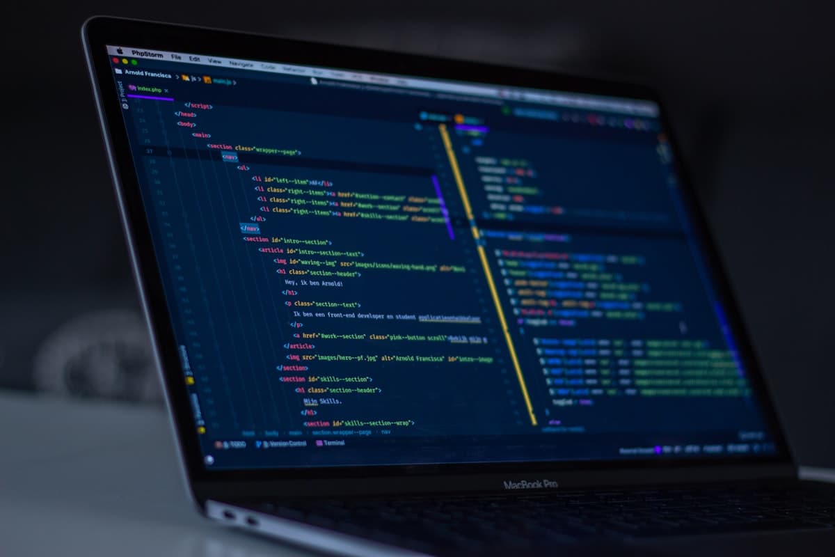 Pantalla de ordenador mostrando líneas de código representando la programación con inteligencia artificial en 2026