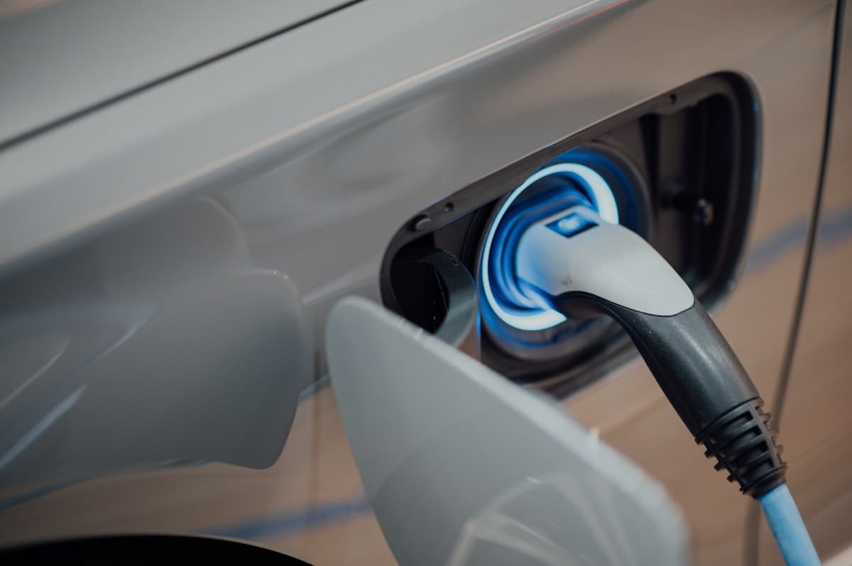 Coche eléctrico cargando en estación de carga moderna