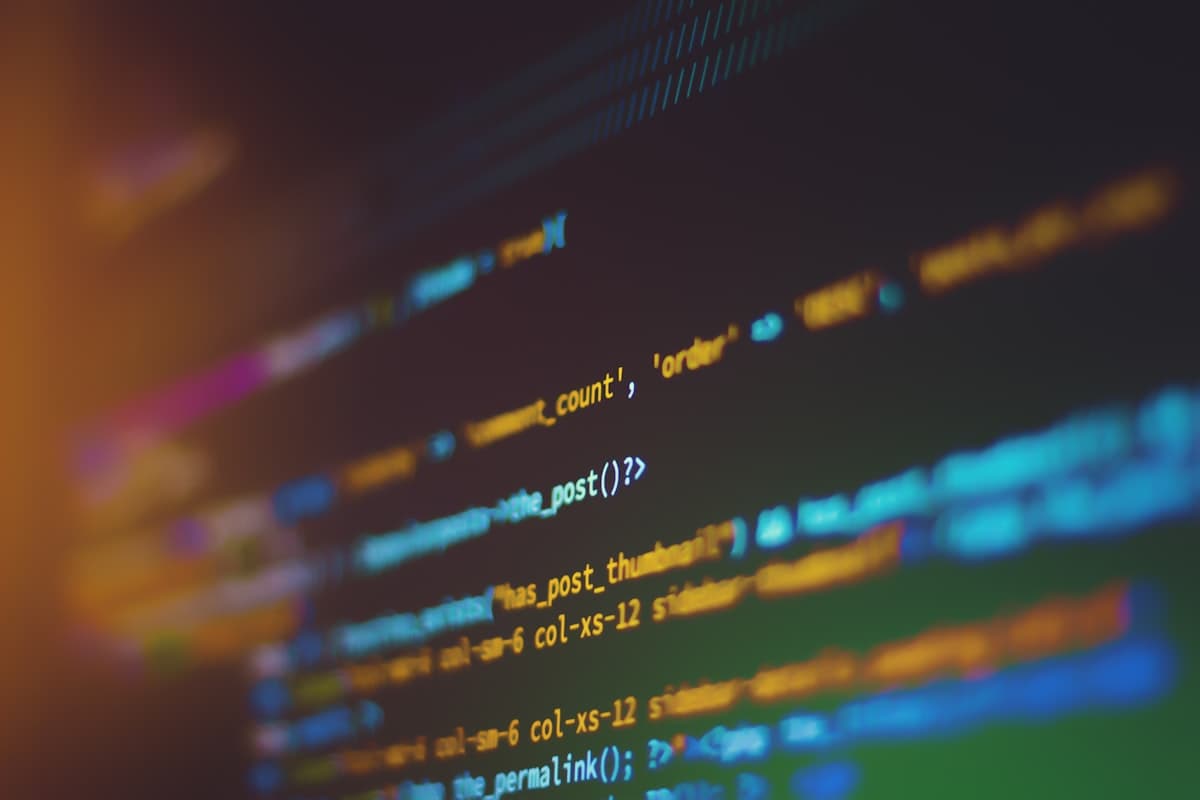 Candado digital sobre teclado de ordenador representando privacidad y protección de datos personales