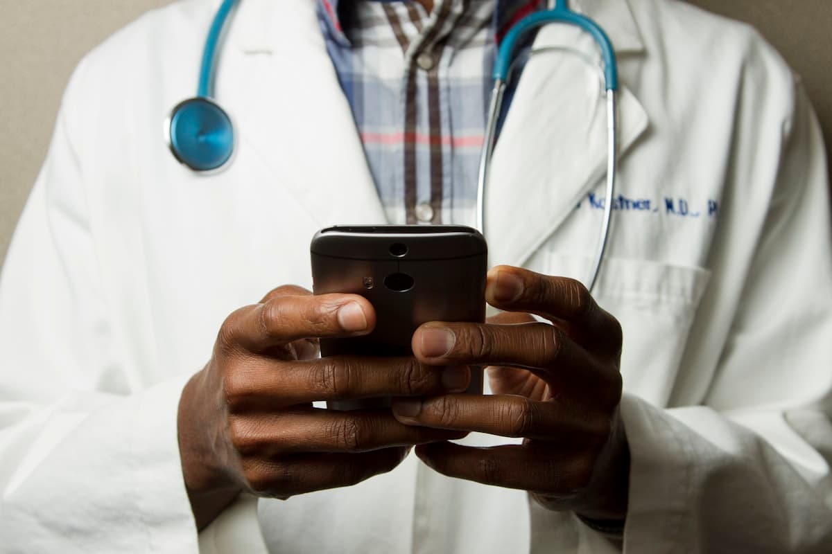Medico usando tablet con interfaz de inteligencia artificial en entorno hospitalario