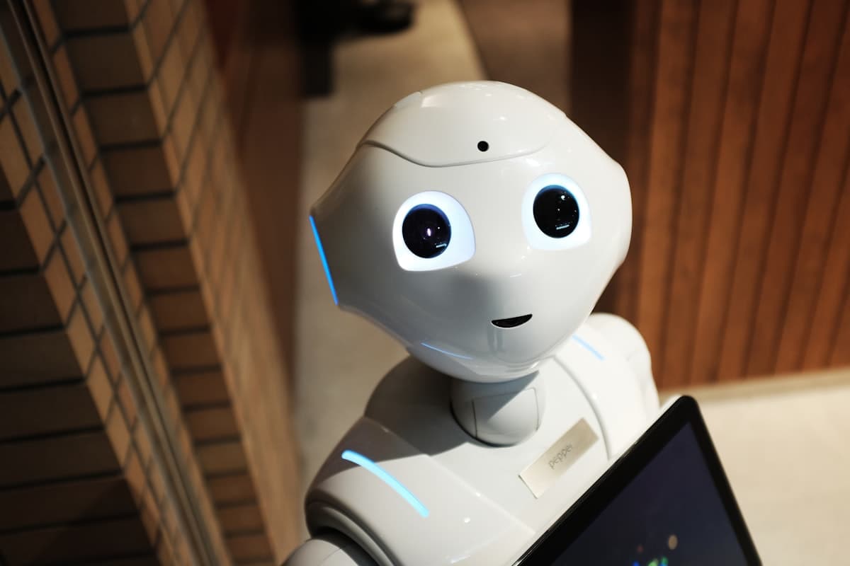 Robot humanoide blanco representando un asistente de inteligencia artificial personal