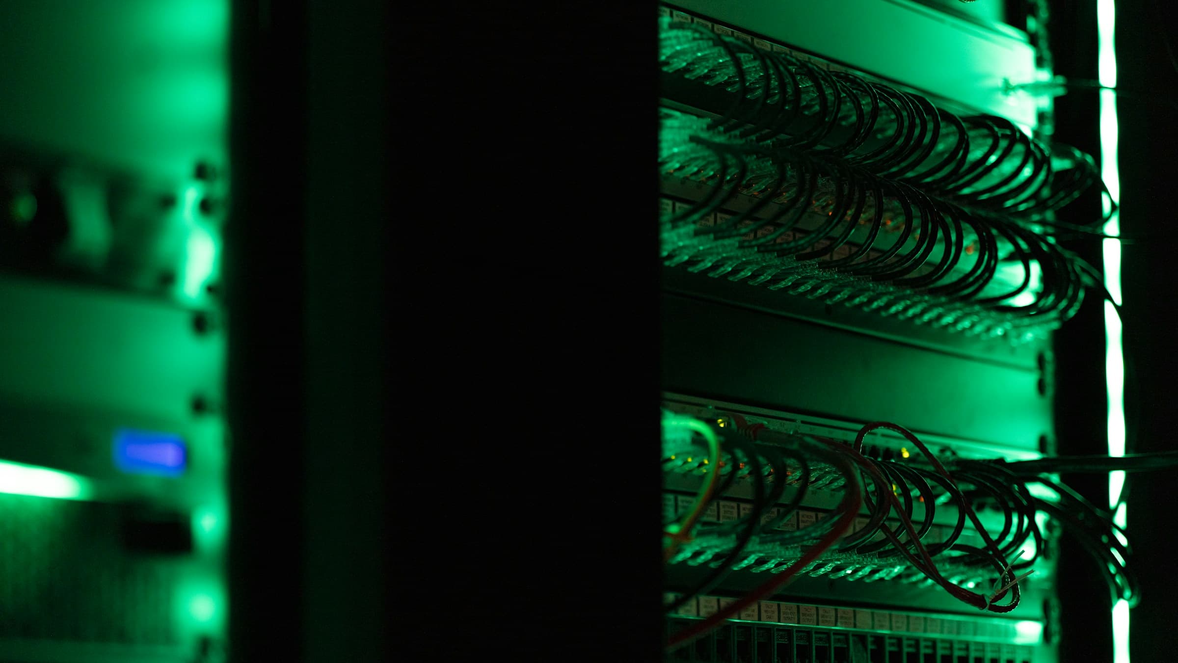 Comparación visual de costos Cloudflare R2 vs AWS S3 mostrando ahorro en egress fees