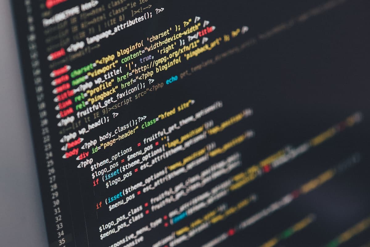 Desarrollador programando con código en pantalla representando herramientas de IA para coding