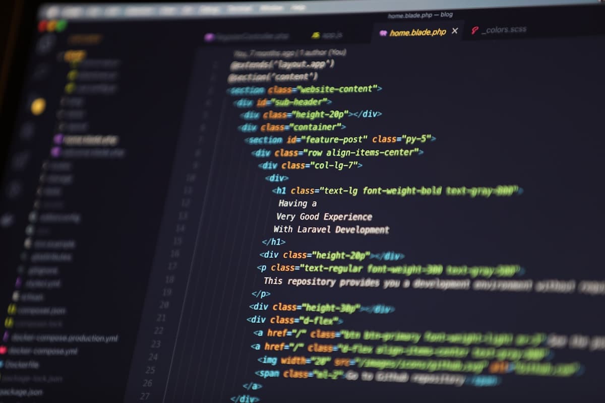 Código fuente en pantalla de monitor representando editores de código con inteligencia artificial