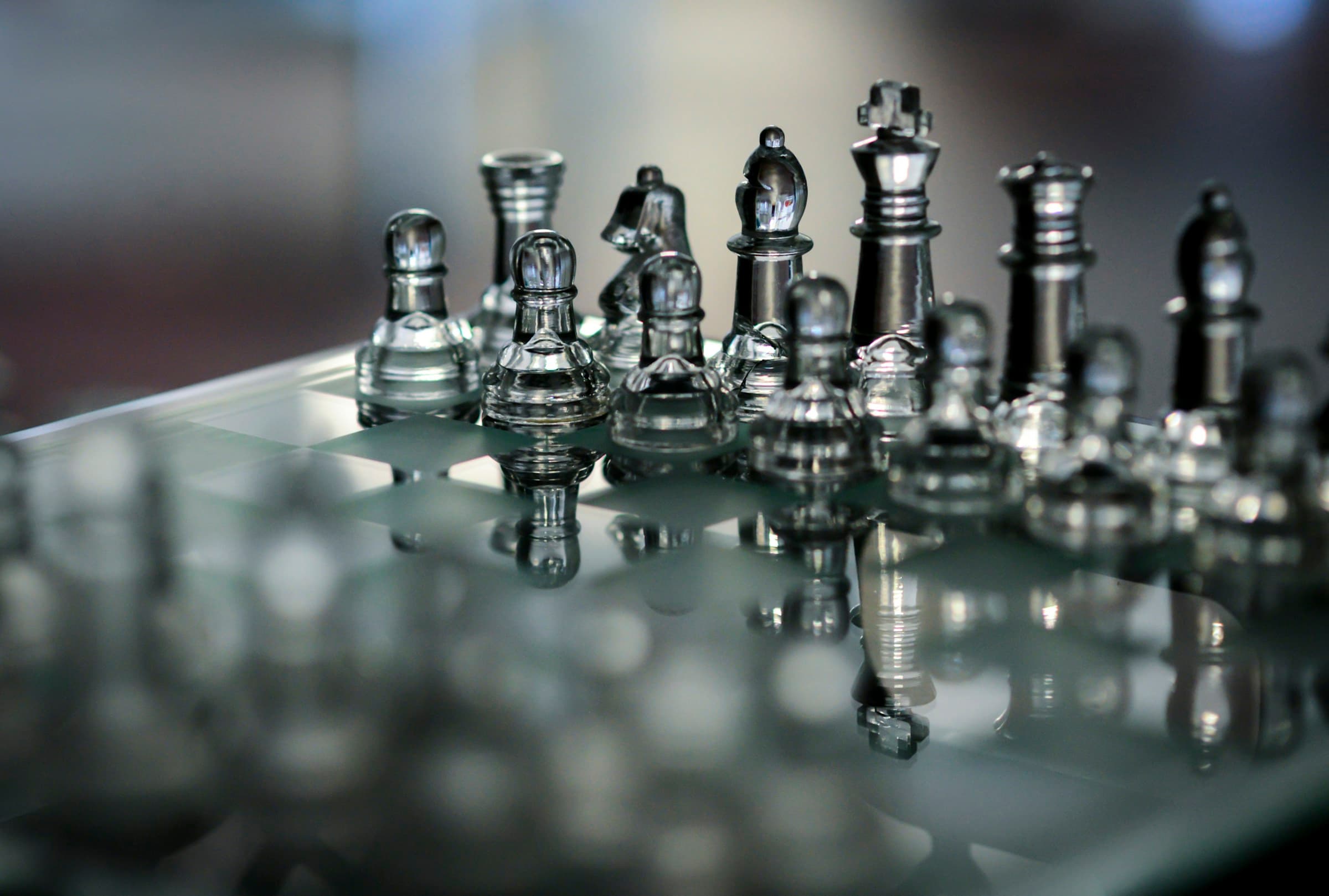 Logo de Entire con logo de Microsoft M12 y GitHub en tensión visual, representando el conflicto estratégico de inversión