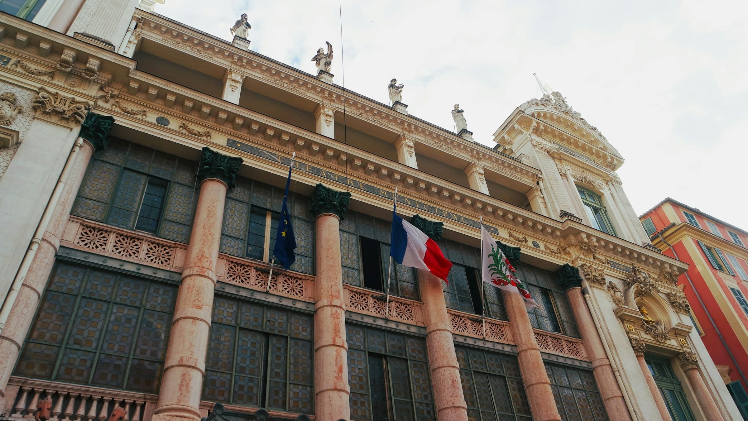 French government office with computers displaying Tchap and Osmose interfaces