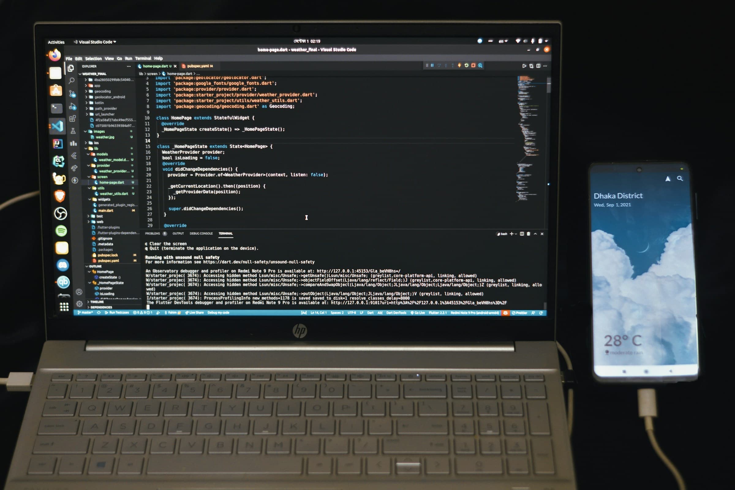 Developer esperando que GitHub Actions termine un build mientras mira el reloj