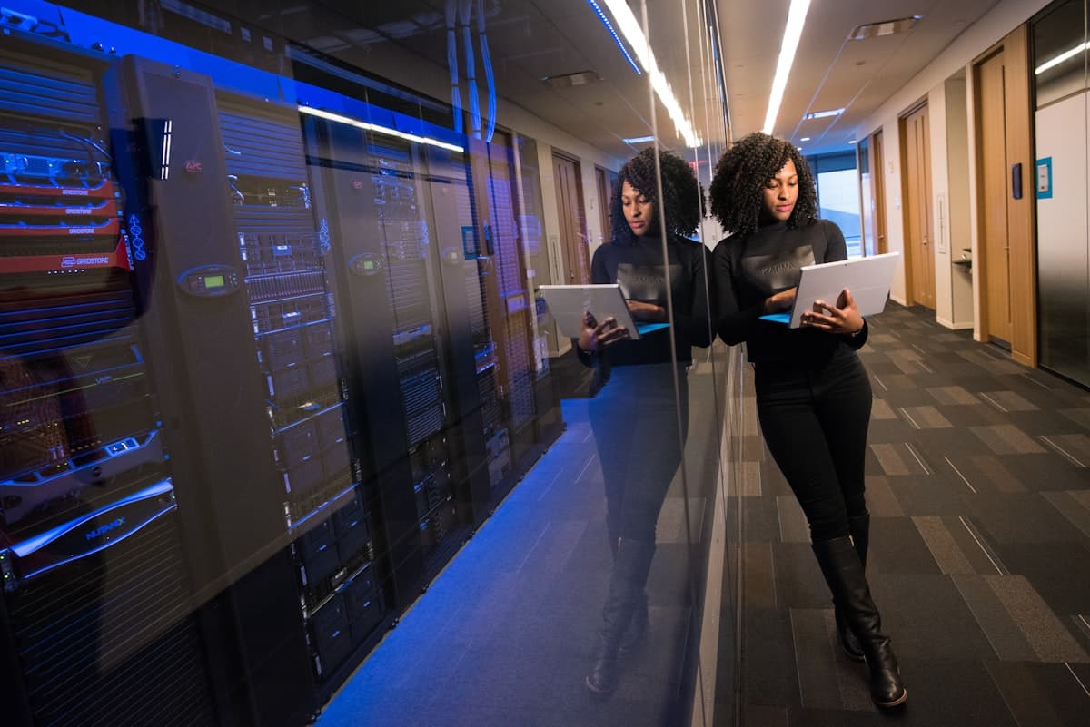 Mujer profesional usando ordenador portátil representando la navegación web asistida por inteligencia artificial