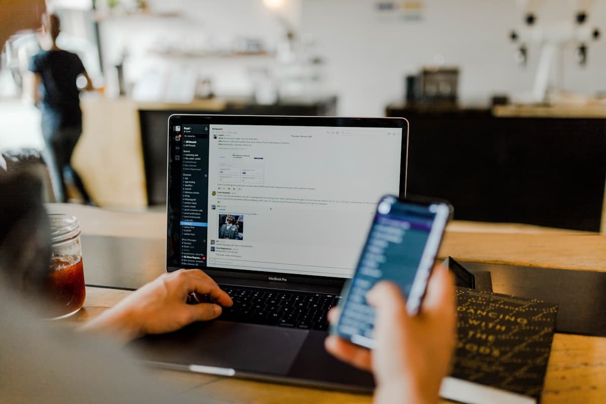 Pantalla de ordenador mostrando email y datos de privacidad digital
