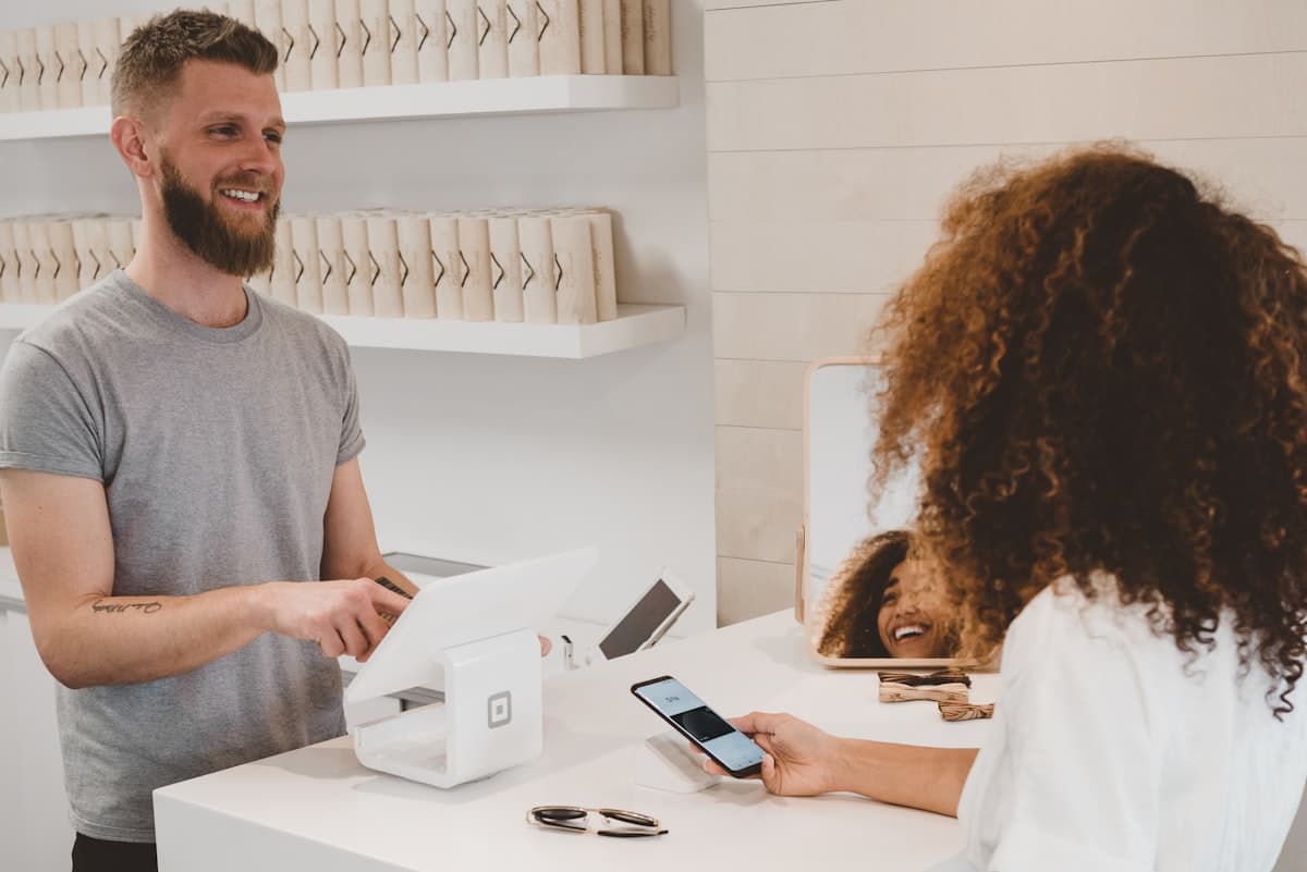 Persona comprando online con tarjeta de crédito representando el comercio electrónico automatizado