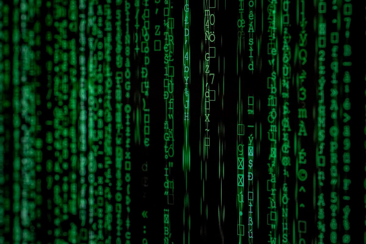 Código binario verde en matriz digital - concepto de seguridad y privacidad en inteligencia artificial