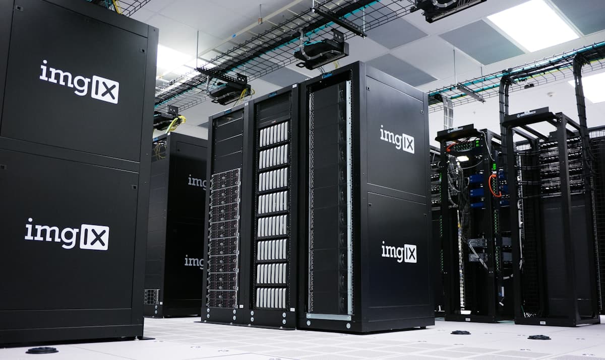 Sala de servidores de un centro de datos moderno representando la infraestructura cloud
