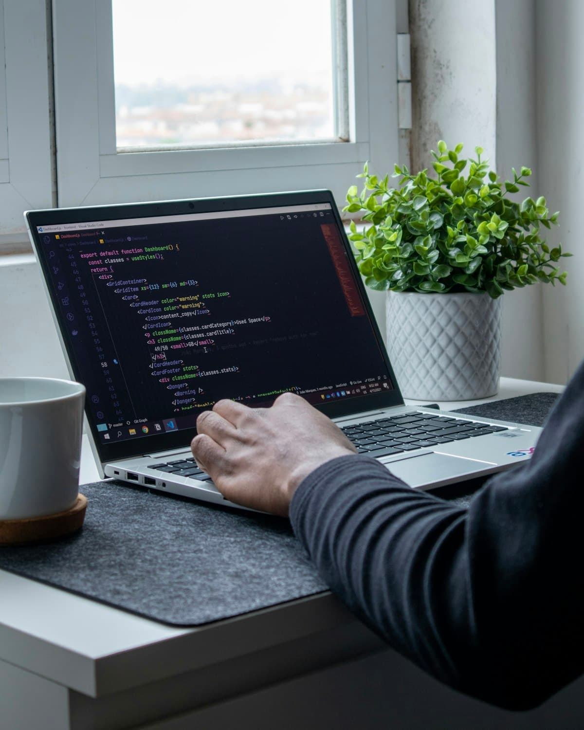 Interfaz de desarrollo de software con código y diseño visual