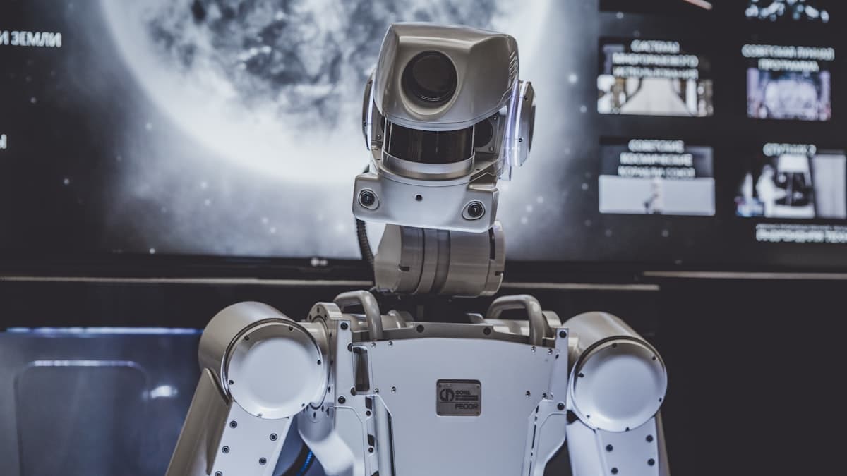 Concepto de inteligencia artificial con circuitos y redes neuronales representando agentes IA autónomos