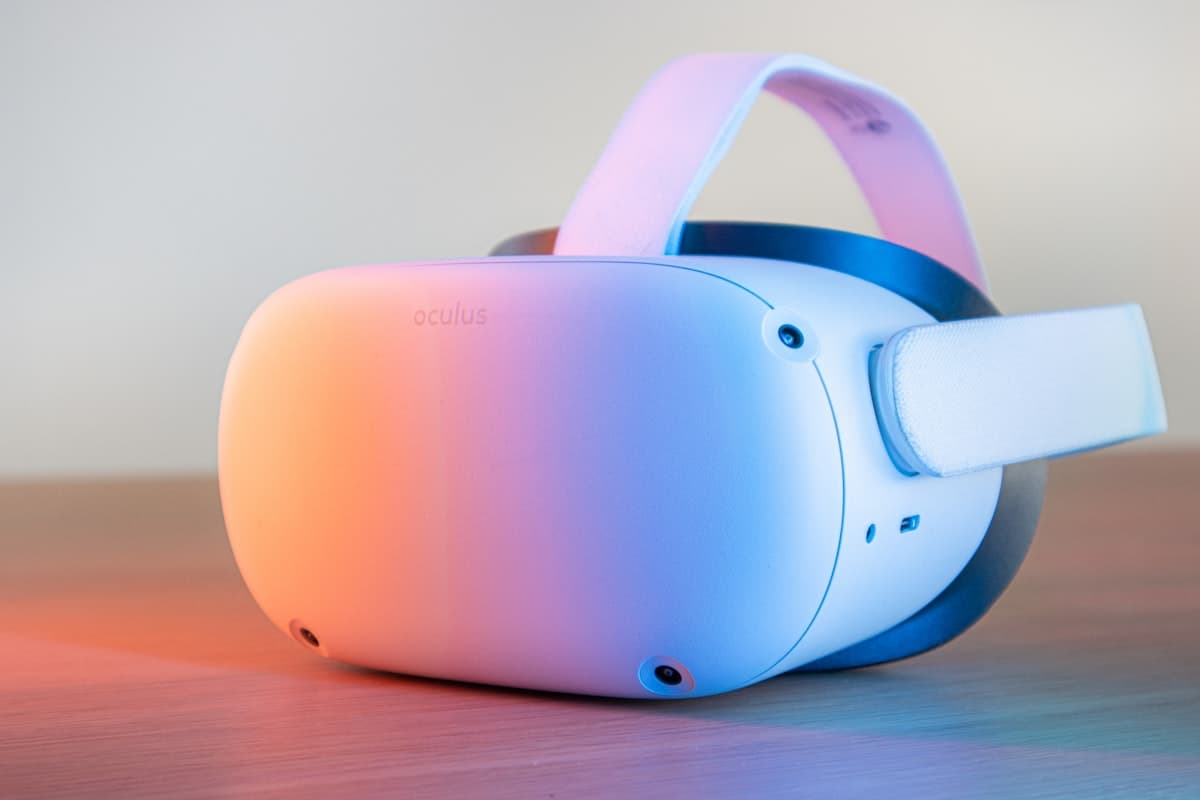 Persona usando gafas de realidad virtual VR representando el declive del metaverso de Meta