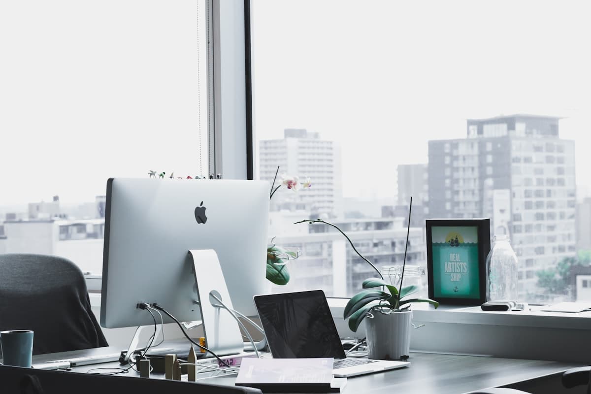 Espacio de trabajo moderno con laptop representando el entorno empresarial de Microsoft 365