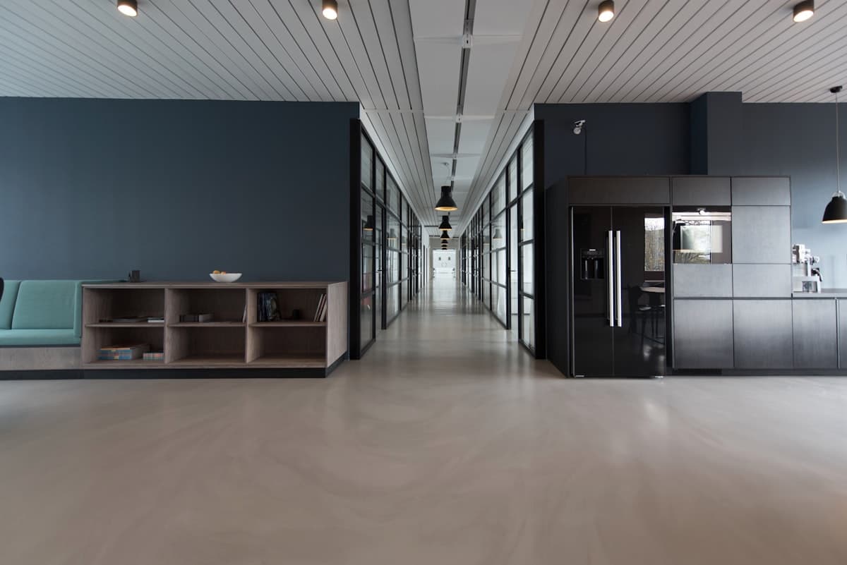 Oficinas corporativas modernas con luz natural representando el entorno empresarial de Microsoft