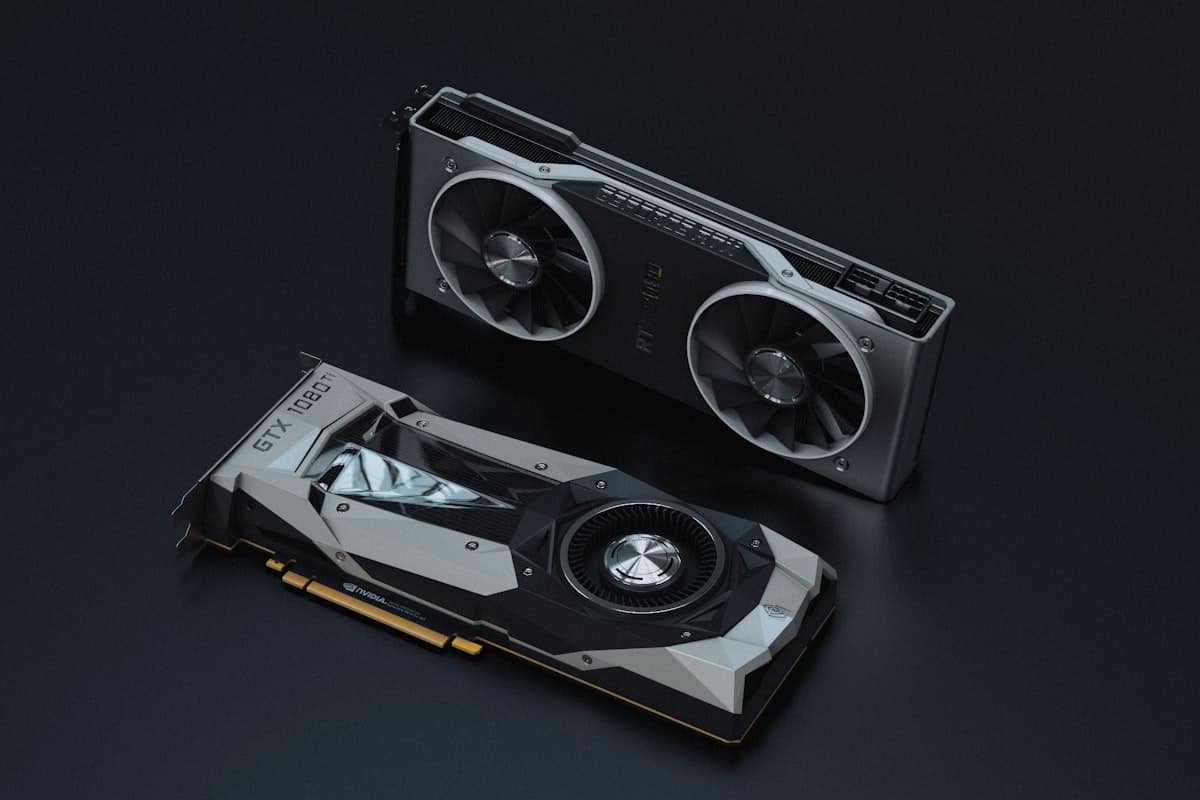 Tarjeta gráfica NVIDIA RTX iluminada con LEDs verdes representando la tecnología DLSS 4.5