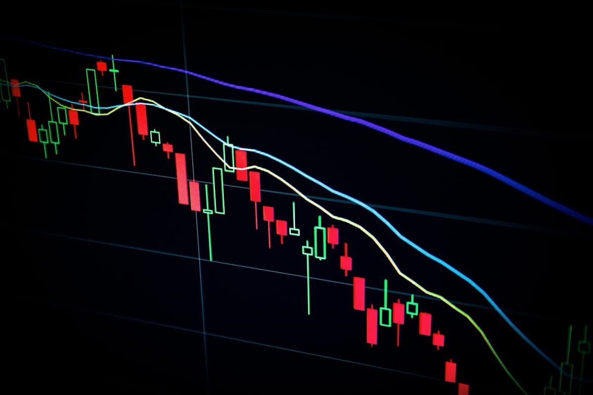Pantalla con gráficos financieros y datos de bolsa representando las IPOs de empresas de IA