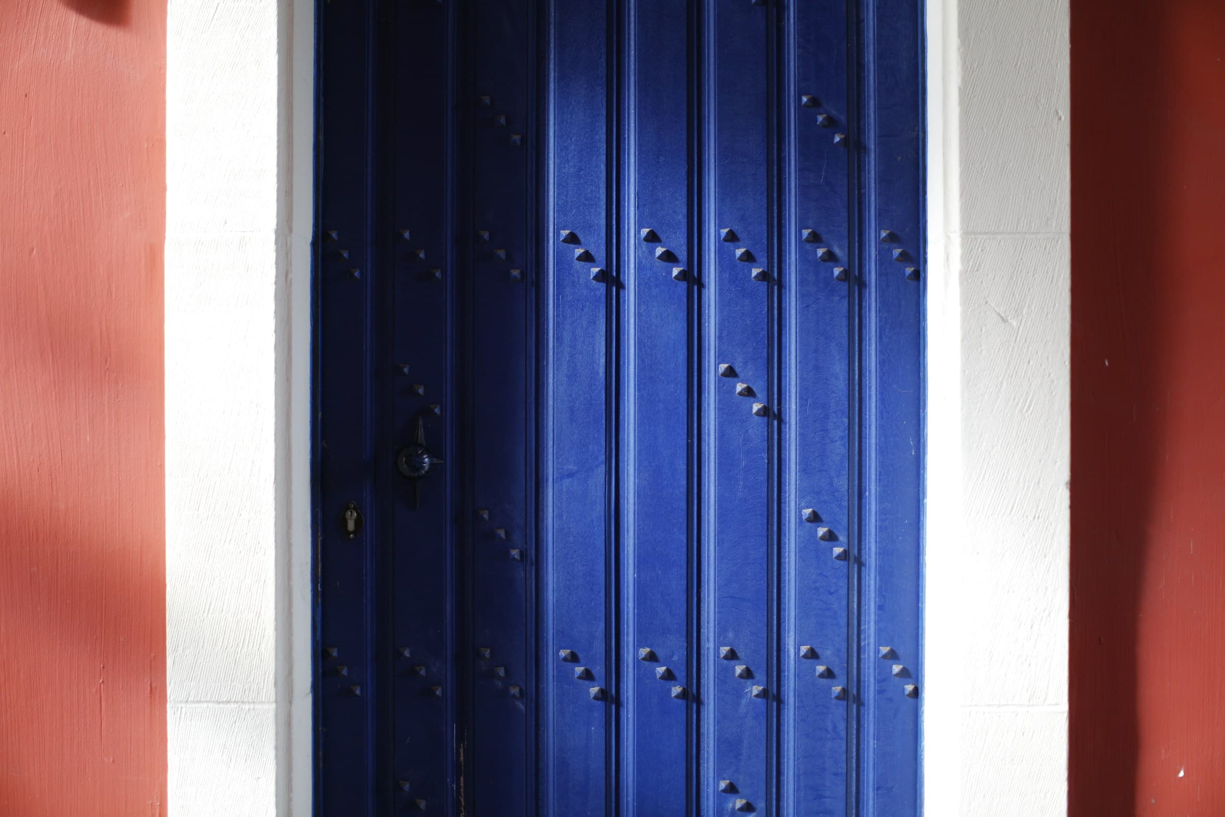 Oxide Computer rack with vertically integrated architecture, highlighting custom silicon and Rust-based Helios OS