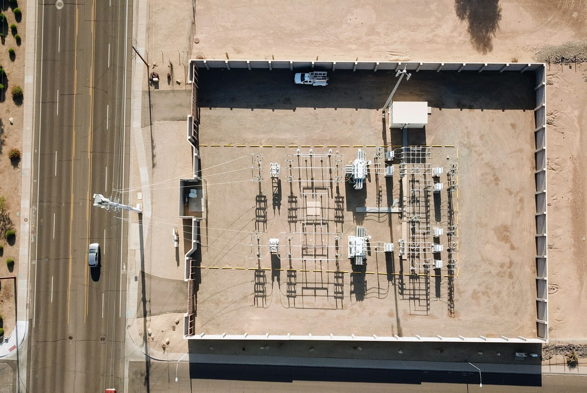 Comparación visual entre PostgreSQL 18 con búsqueda vectorial nativa y Pinecone mostrando diferencias de costo y rendimiento