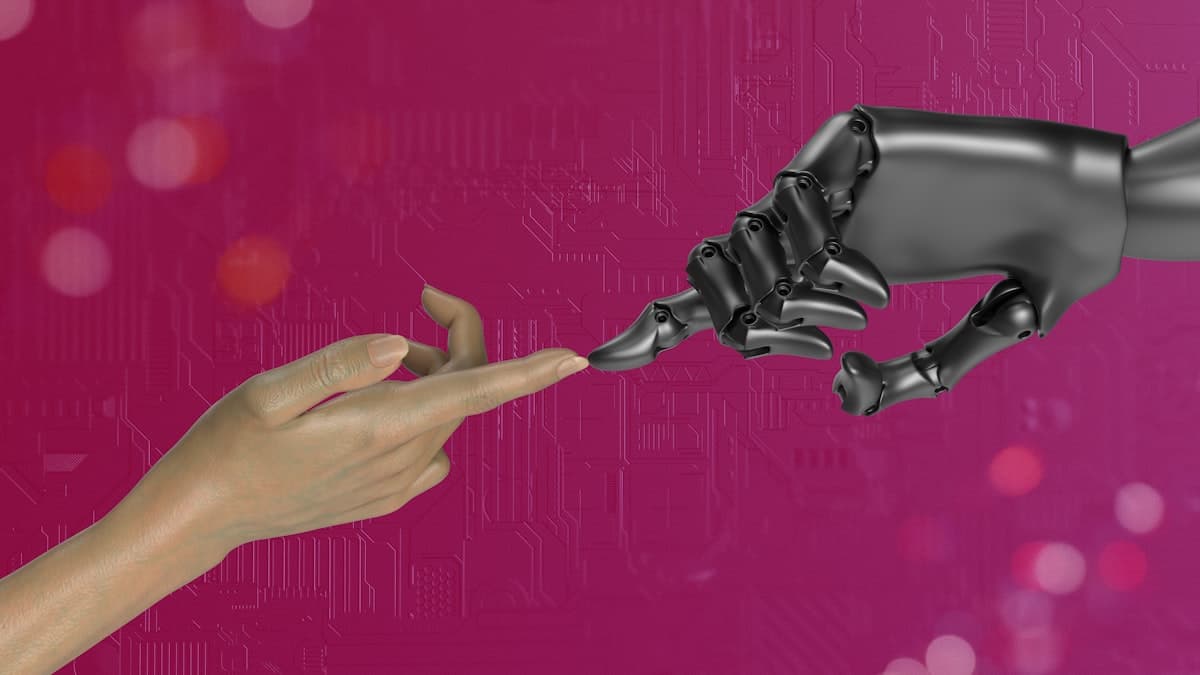 Mano robótica y mano humana estrechándose, simbolizando la contratación de humanos por parte de agentes de IA