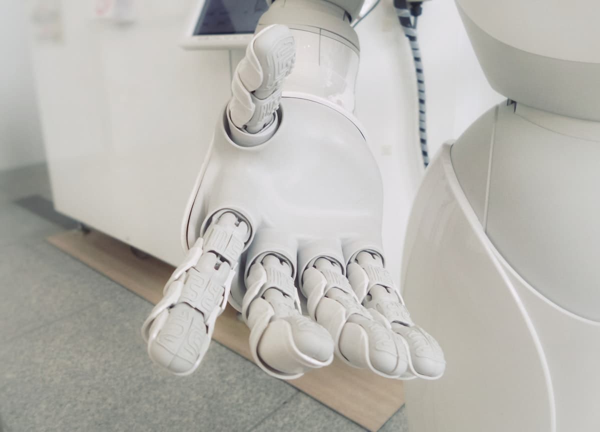 Robot humanoide con circuitos brillantes representando inteligencia artificial avanzada