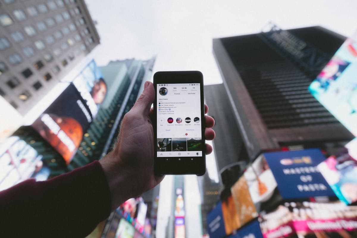Pantalla de smartphone mostrando la aplicación TikTok, representando la controversia de censura en la plataforma