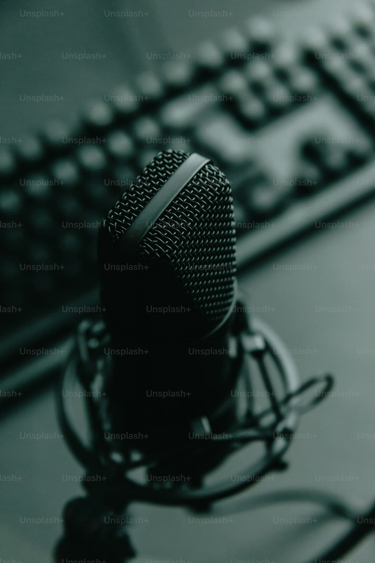 Micrófono profesional sobre escritorio junto a un teclado, representando dictado por voz para productividad